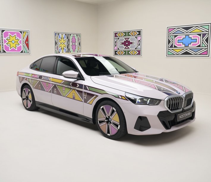 BMW i5 Flow NOSTOKANA: Arte e Innovación