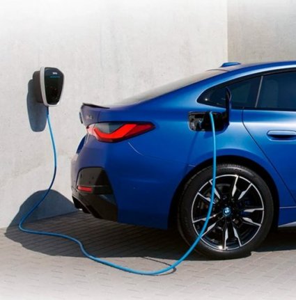BMW i4 siendo cargado