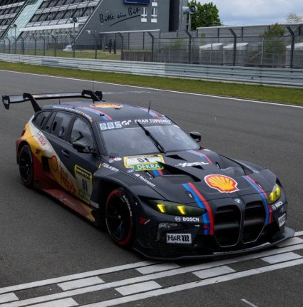 24h Nürburgring: show principal del BMW M3 Touring 24H ante una multitud récord en el “Infierno Verde”.