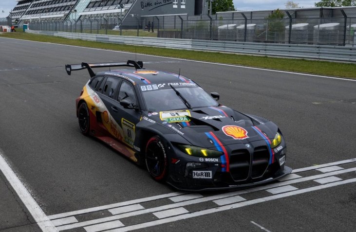 24h Nürburgring: show principal del BMW M3 Touring 24H ante una multitud récord en el “Infierno Verde”.