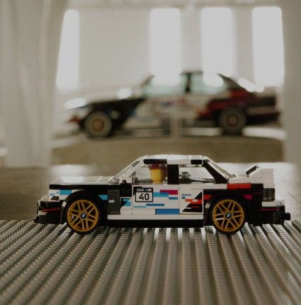 BMW Group y LEGO Group celebran al BMW M3 E30: una leyenda nacida en la pista de carreras