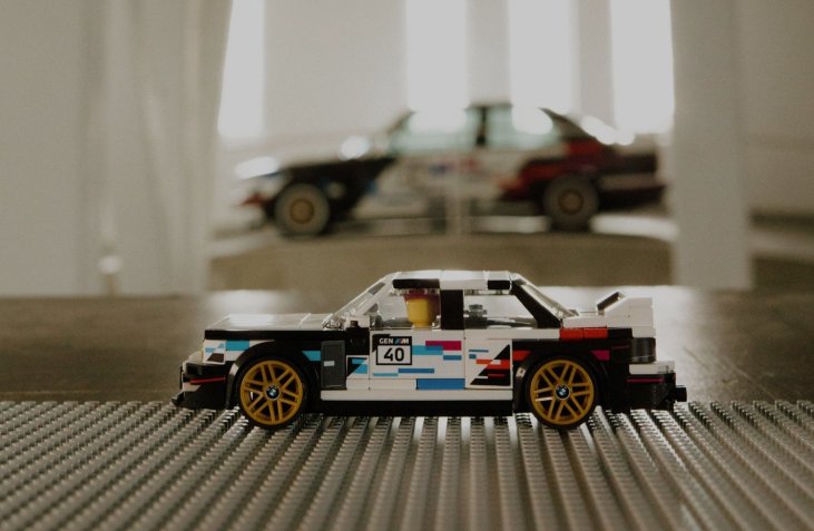 BMW Group y LEGO Group celebran al BMW M3 E30: una leyenda nacida en la pista de carreras