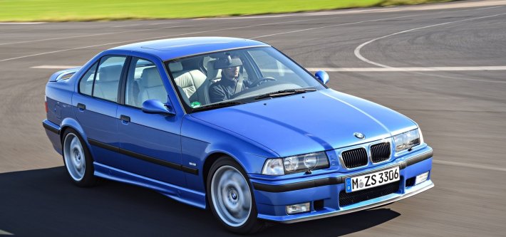 A 50 años del nacimiento del BMW Serie 3, el origen del sedán deportivo cobra más vigencia que nunca como el automóvil que eliminó el aburrimiento de los cuatro puertas con maletero. Una receta pionera que no solo marcó a generaciones, sino que dio vida a referentes de mayor tamaño como el BMW Serie 5 y a las versiones M de alto desempeño