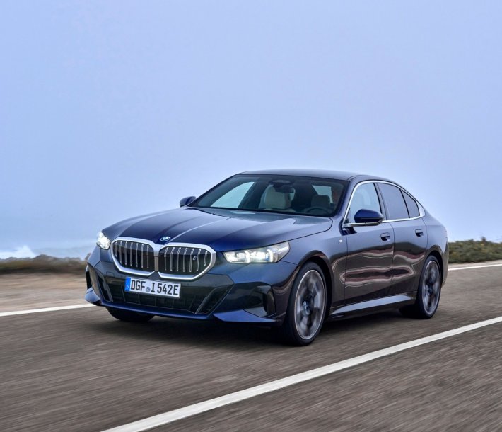 A 50 años del nacimiento del BMW Serie 3, el origen del sedán deportivo cobra más vigencia que nunca como el automóvil que eliminó el aburrimiento de los cuatro puertas con maletero. Una receta pionera que no solo marcó a generaciones, sino que dio vida a referentes de mayor tamaño como el BMW Serie 5 y a las versiones M de alto desempeño
