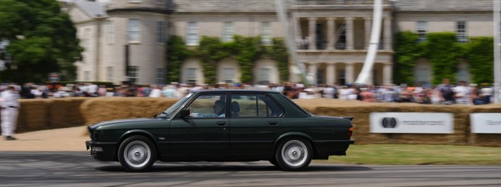 A 50 años del nacimiento del BMW Serie 3, el origen del sedán deportivo cobra más vigencia que nunca como el automóvil que eliminó el aburrimiento de los cuatro puertas con maletero. Una receta pionera que no solo marcó a generaciones, sino que dio vida a referentes de mayor tamaño como el BMW Serie 5 y a las versiones M de alto desempeño