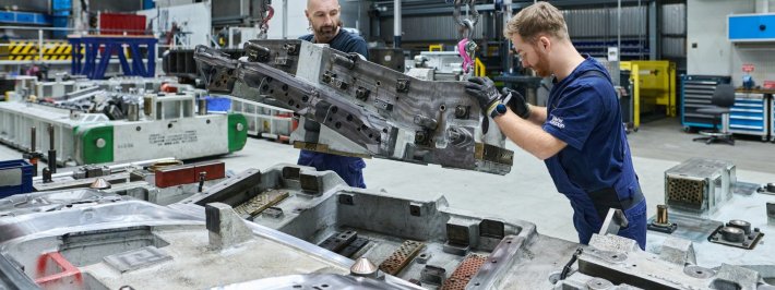La planta de BMW Group en Múnich se acerca al hito más importante en su proceso de transformación: la producción en serie del BMW i3, el segundo modelo de la gama de la Neue Klasse, comenzará ahí en agosto. Esto marca el inicio del despliegue de la “Nueva Clase” dentro de la red global de producción del BMW Group.
