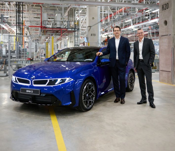 La planta de BMW Group en Múnich se acerca al hito más importante en su proceso de transformación: la producción en serie del BMW i3, el segundo modelo de la gama de la Neue Klasse, comenzará ahí en agosto. Esto marca el inicio del despliegue de la “Nueva Clase” dentro de la red global de producción del BMW Group.