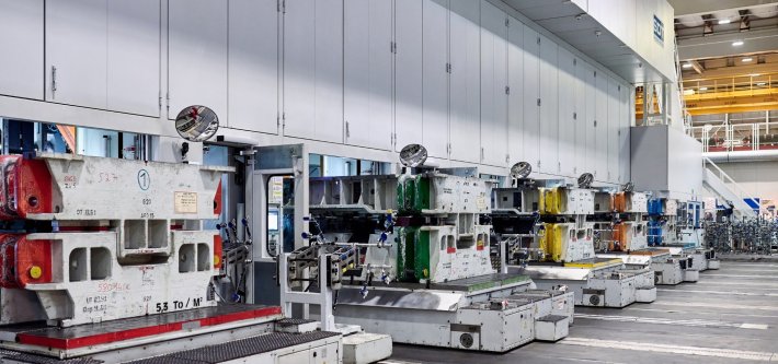 La planta de BMW Group en Múnich se acerca al hito más importante en su proceso de transformación: la producción en serie del BMW i3, el segundo modelo de la gama de la Neue Klasse, comenzará ahí en agosto. Esto marca el inicio del despliegue de la “Nueva Clase” dentro de la red global de producción del BMW Group.