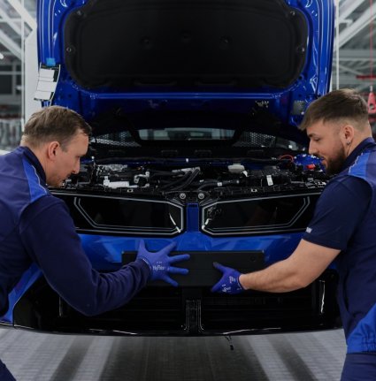 La planta de BMW Group en Múnich se acerca al hito más importante en su proceso de transformación: la producción en serie del BMW i3, el segundo modelo de la gama de la Neue Klasse, comenzará ahí en agosto. Esto marca el inicio del despliegue de la “Nueva Clase” dentro de la red global de producción del BMW Group.