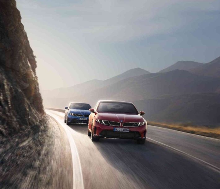 La planta de BMW Group en Múnich se acerca al hito más importante en su proceso de transformación: la producción en serie del BMW i3, el segundo modelo de la gama de la Neue Klasse, comenzará ahí en agosto. Esto marca el inicio del despliegue de la “Nueva Clase” dentro de la red global de producción del BMW Group.