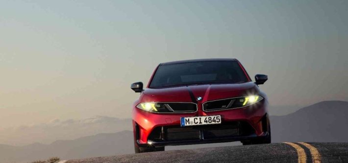 La planta de BMW Group en Múnich se acerca al hito más importante en su proceso de transformación: la producción en serie del BMW i3, el segundo modelo de la gama de la Neue Klasse, comenzará ahí en agosto. Esto marca el inicio del despliegue de la “Nueva Clase” dentro de la red global de producción del BMW Group.