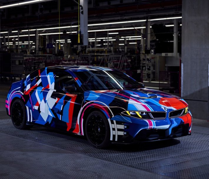 BMW M celebra la producción de su vehículo número un millón. El vehículo que marca este importante hito es un BMW M3 con pintura especial BMW Individual Fire Orange III, producido en la BMW Group Planta Múnich. Como parte de una ceremonia oficial, Peter Weber, Director de la Planta de BMW Group en Múnich, entregó el vehículo a Franciscus van Meel, CEO de BMW M GmbH.