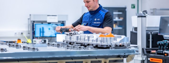 BMW Group invierte mil millones de euros en una nueva planta de baterías en Alemania para abastecer la Neue Klasse. Este movimiento consolida la estrategia global 