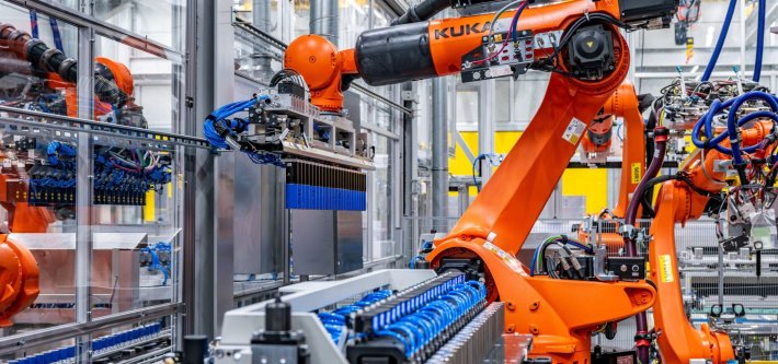 BMW Group invierte mil millones de euros en una nueva planta de baterías en Alemania para abastecer la Neue Klasse. Este movimiento consolida la estrategia global 