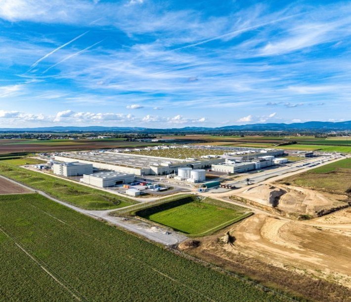 BMW Group invierte mil millones de euros en una nueva planta de baterías en Alemania para abastecer la Neue Klasse. Este movimiento consolida la estrategia global 
