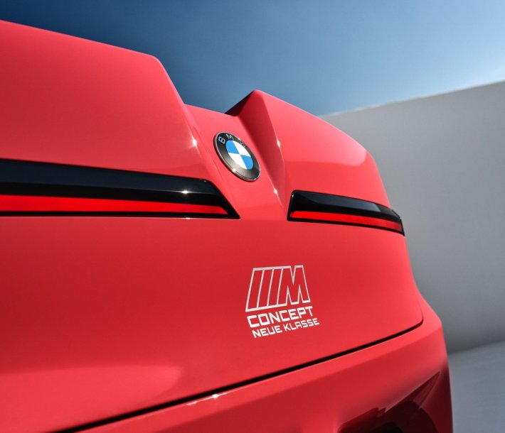 Seis generaciones respaldan la historia del BMW M3, un ícono que ha transformado su arquitectura mecánica a través de motores de cuatro cilindros, seis en línea y V8 hasta llegar a la tecnología M TwinPower Turbo, manteniendo intacto ese equilibrio único entre la conducción diaria y el alto rendimiento en pista.
