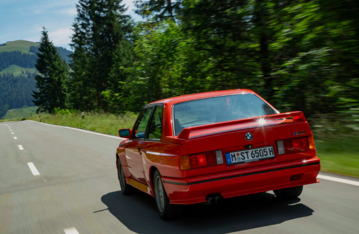 Seis generaciones respaldan la historia del BMW M3, un ícono que ha transformado su arquitectura mecánica a través de motores de cuatro cilindros, seis en línea y V8 hasta llegar a la tecnología M TwinPower Turbo, manteniendo intacto ese equilibrio único entre la conducción diaria y el alto rendimiento en pista.