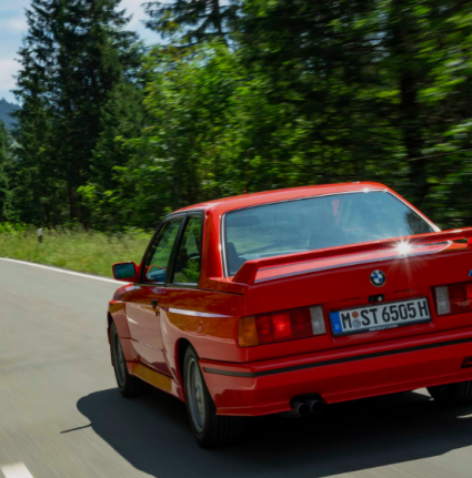 Seis generaciones respaldan la historia del BMW M3, un ícono que ha transformado su arquitectura mecánica a través de motores de cuatro cilindros, seis en línea y V8 hasta llegar a la tecnología M TwinPower Turbo, manteniendo intacto ese equilibrio único entre la conducción diaria y el alto rendimiento en pista.