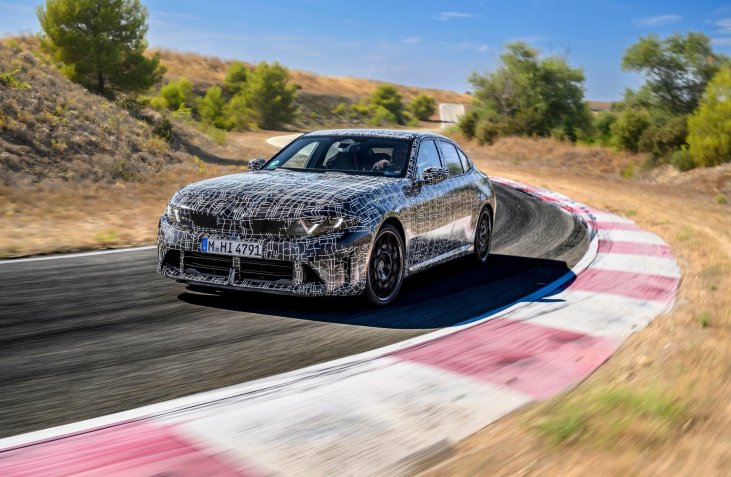 Prototipos camuflados del nuevo BMW Serie 3 realizan ensayos dinámicos en el sur de Francia. El icónico modelo afina su confort y deportividad, sumando por primera vez la función Drift Moment en una variante M Performance.