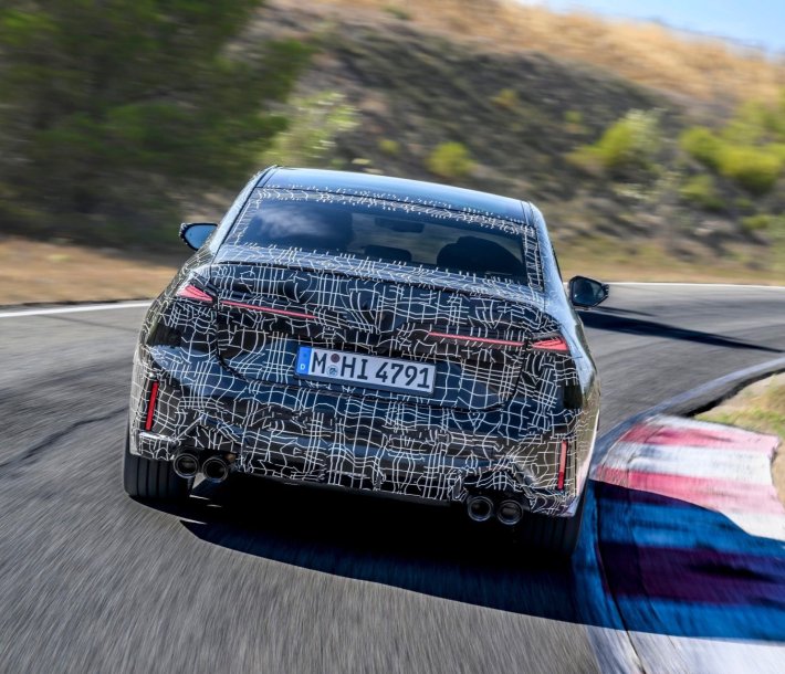 Prototipos camuflados del nuevo BMW Serie 3 realizan ensayos dinámicos en el sur de Francia. El icónico modelo afina su confort y deportividad, sumando por primera vez la función Drift Moment en una variante M Performance.