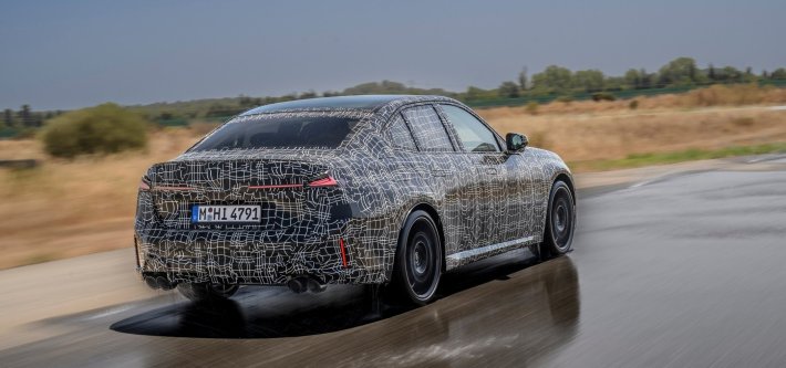 Prototipos camuflados del nuevo BMW Serie 3 realizan ensayos dinámicos en el sur de Francia. El icónico modelo afina su confort y deportividad, sumando por primera vez la función Drift Moment en una variante M Performance.